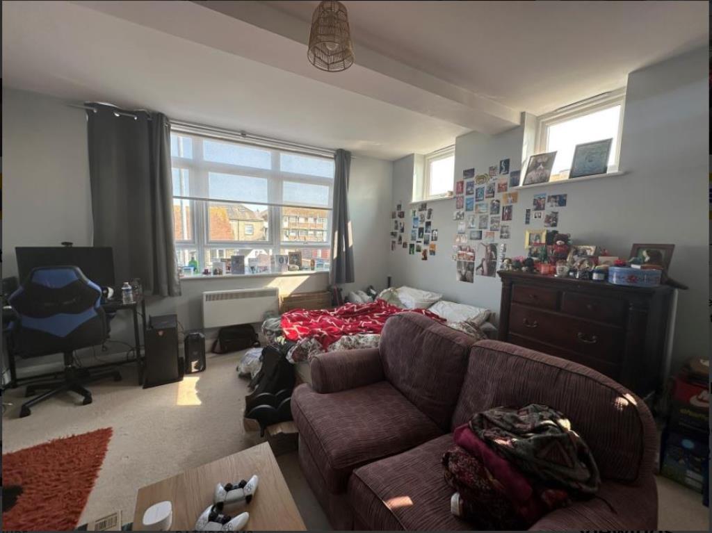 Lot: 187 - FIRST FLOOR STUDIO FLAT IN SEAFRONT LOCATION - Studio space